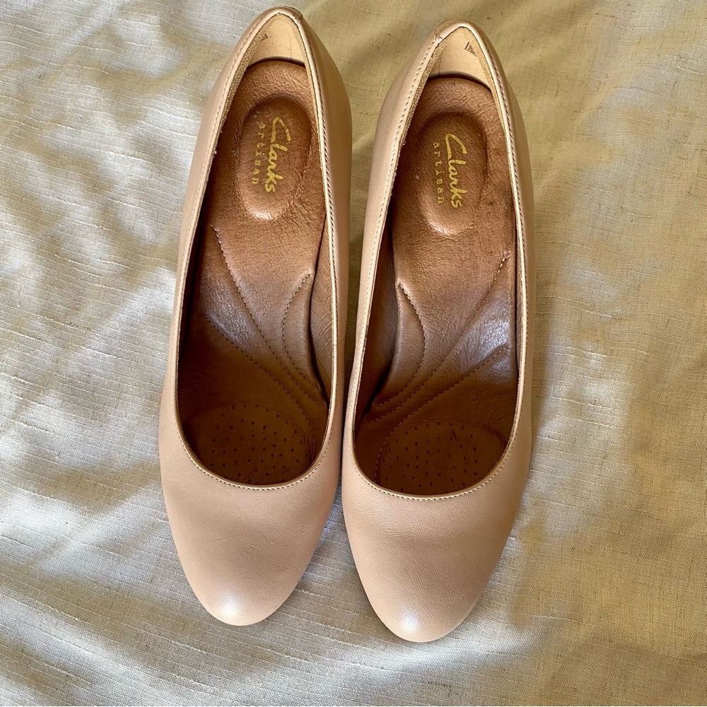 Clarks Heavenly Heart Nude Leather Cushioned Heels, Size 9W